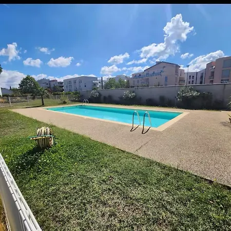 Stunning T2 Pool Box-meyzieu Gare-stade-eurexpo Meyzieu
